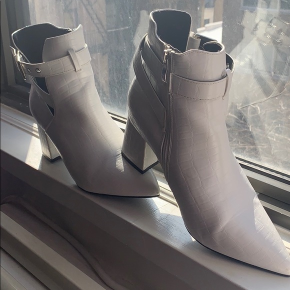 Simply Be wide fit white croc strap heel size 9 - Picture 4 of 5